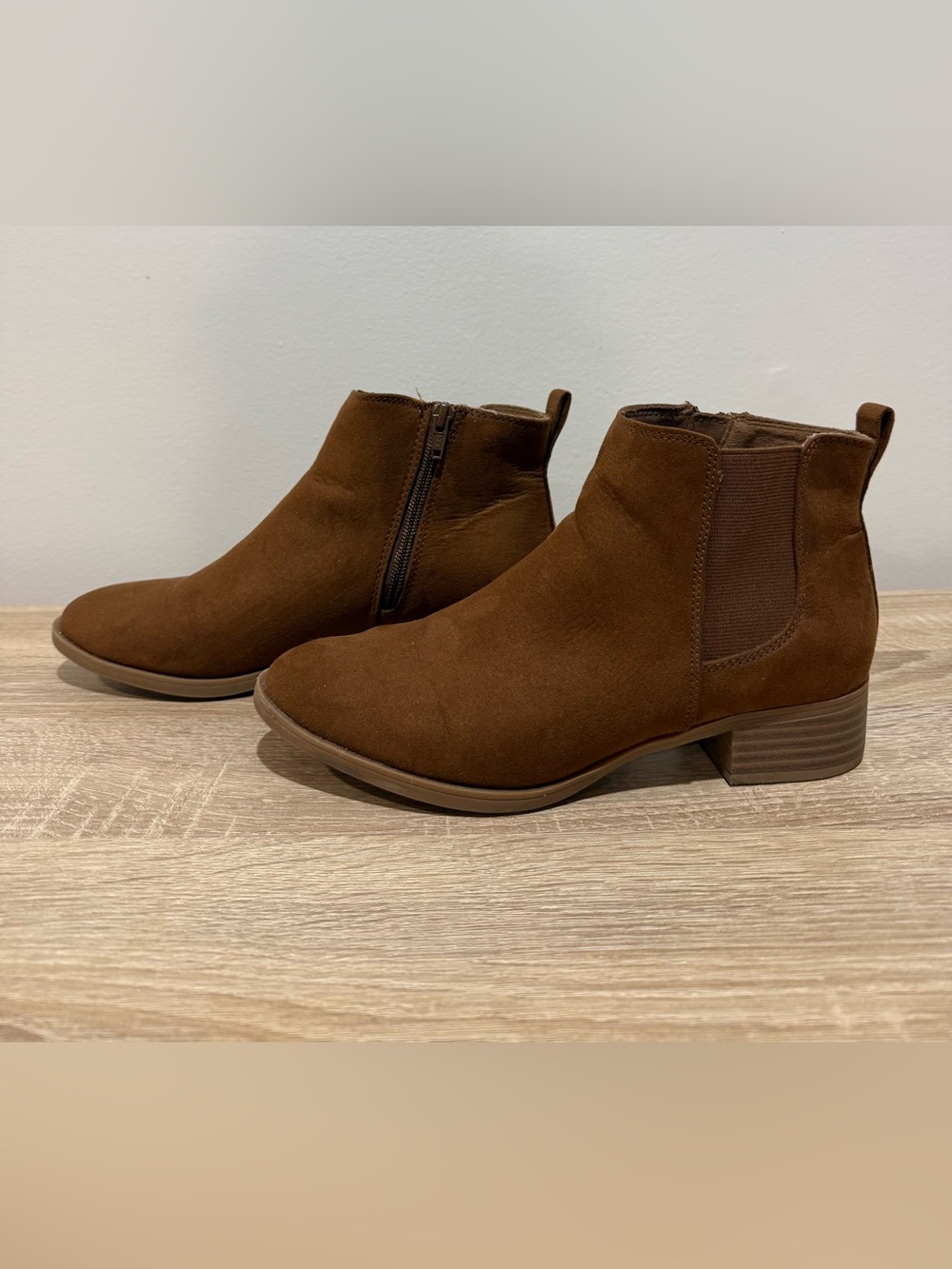 SO Kohls Memory Foam Brown Faux Suede Leather Ankle Boots Booties Side Zip Shoe